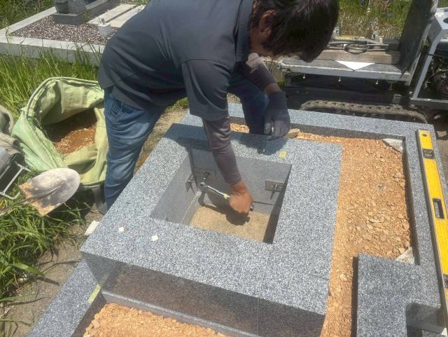 養老町墓地　新しい墓石の建立　⑤墓石設置